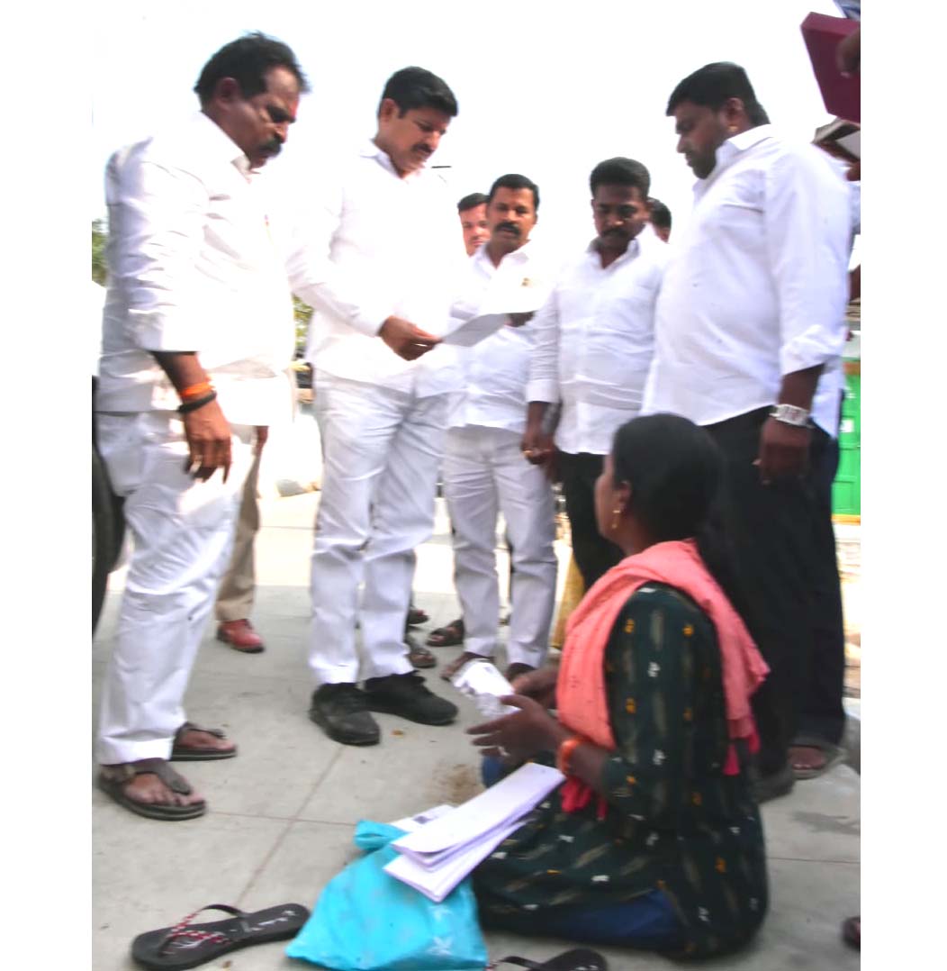 దివ్యాంగురాలుకు బుయ్యని భరోసా