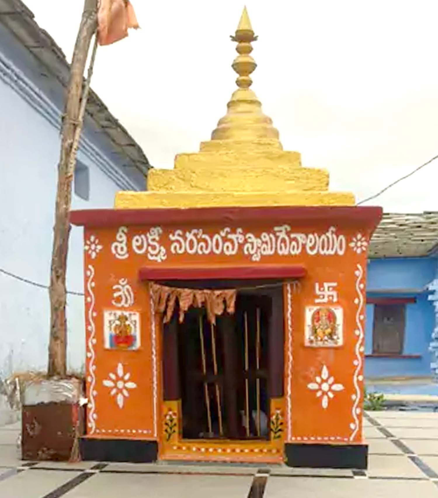 అర్ధరాత్రి దాటాక ఆలయంలో చోరీ