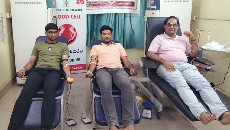 రక్తదానం చేసిన తండ్రి, కొడుకులు