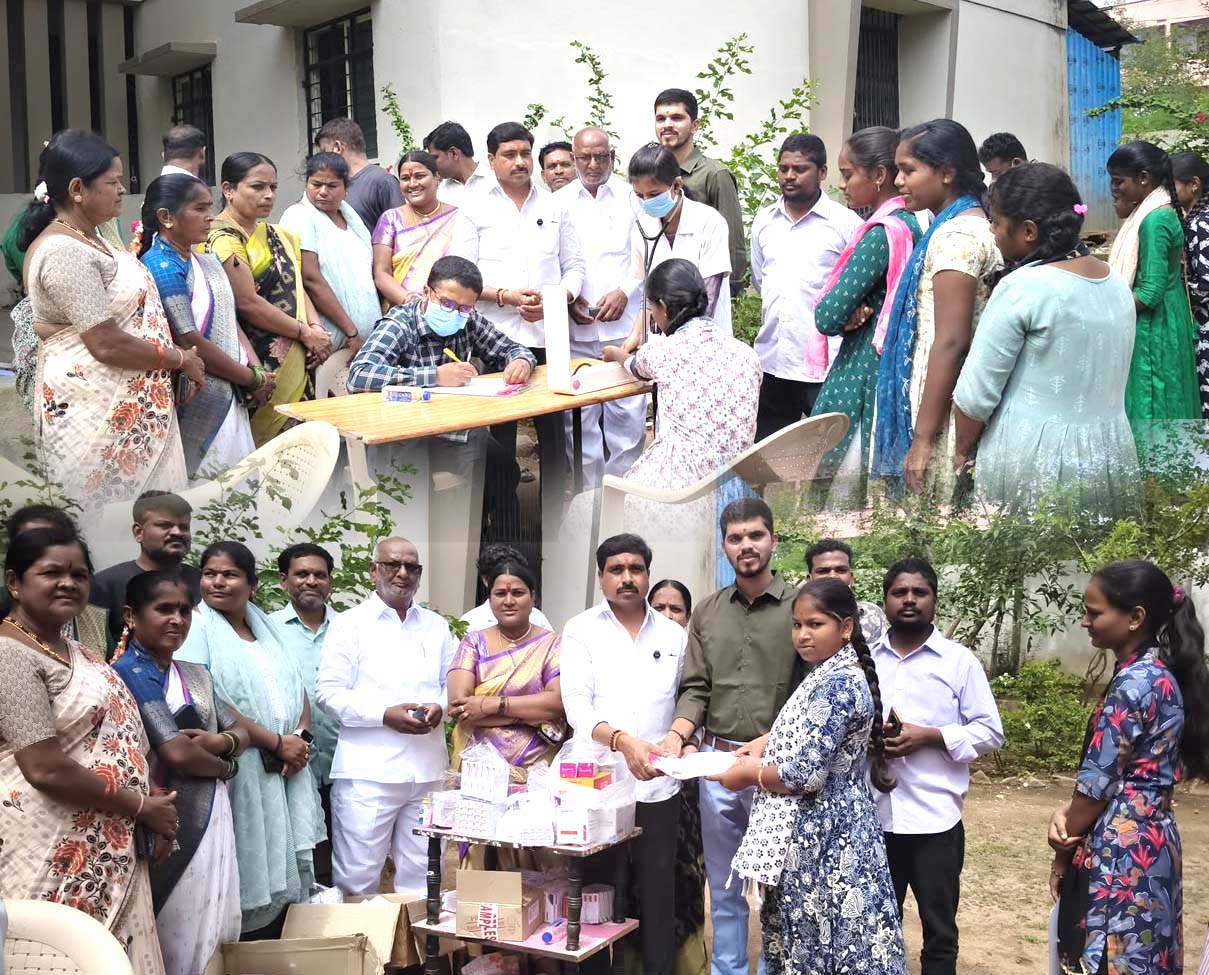 విద్యార్ధుల ఆరోగ్యానికి బీసీ సంఘం భరోసా