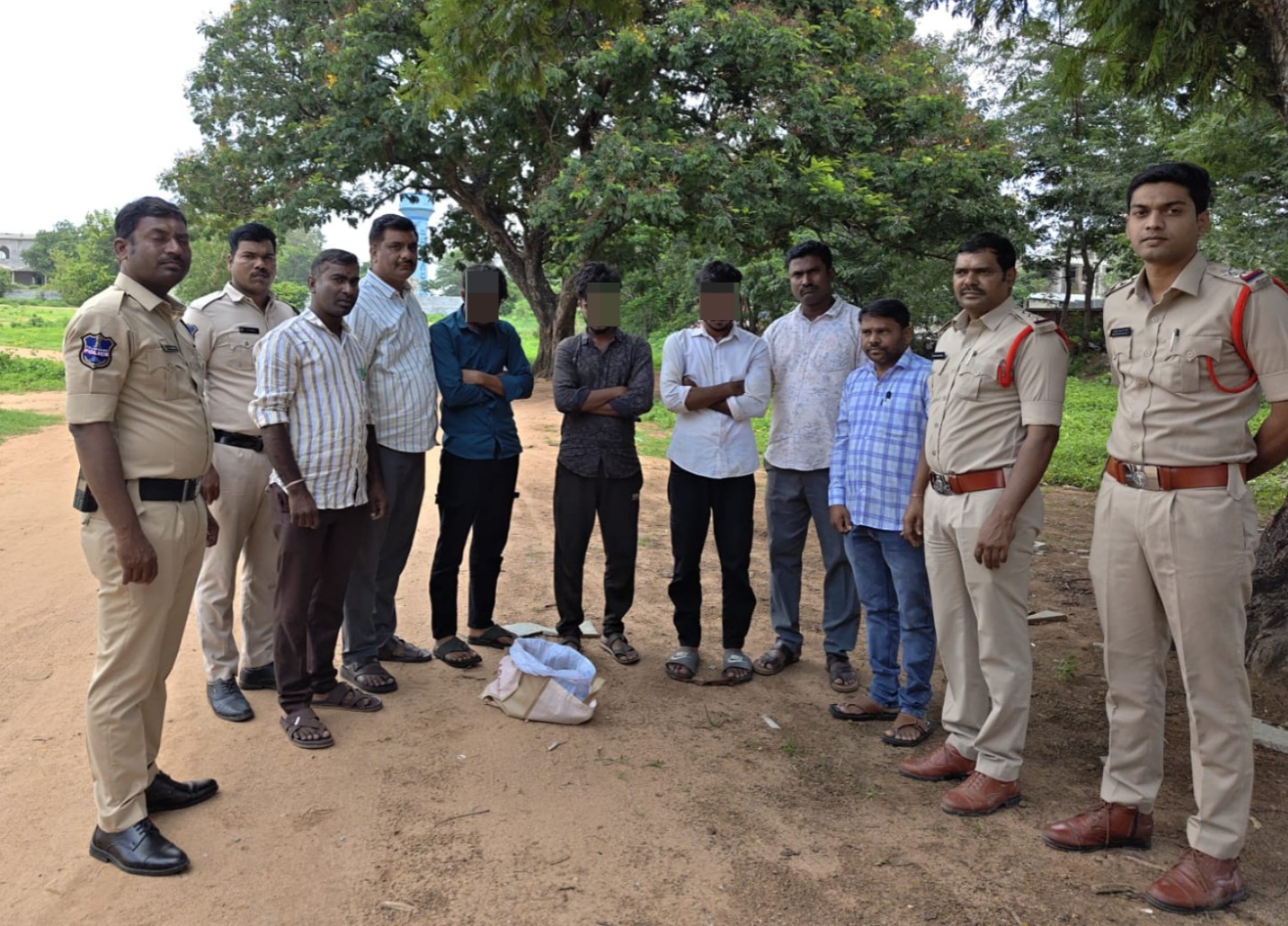ముగ్గురు అనుమానితుల వద్ద గంజాయి