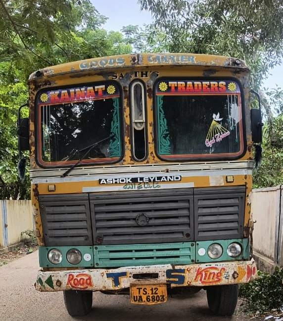 అక్రమ ఇసుక లారీ చేజ్.. సీజ్..!