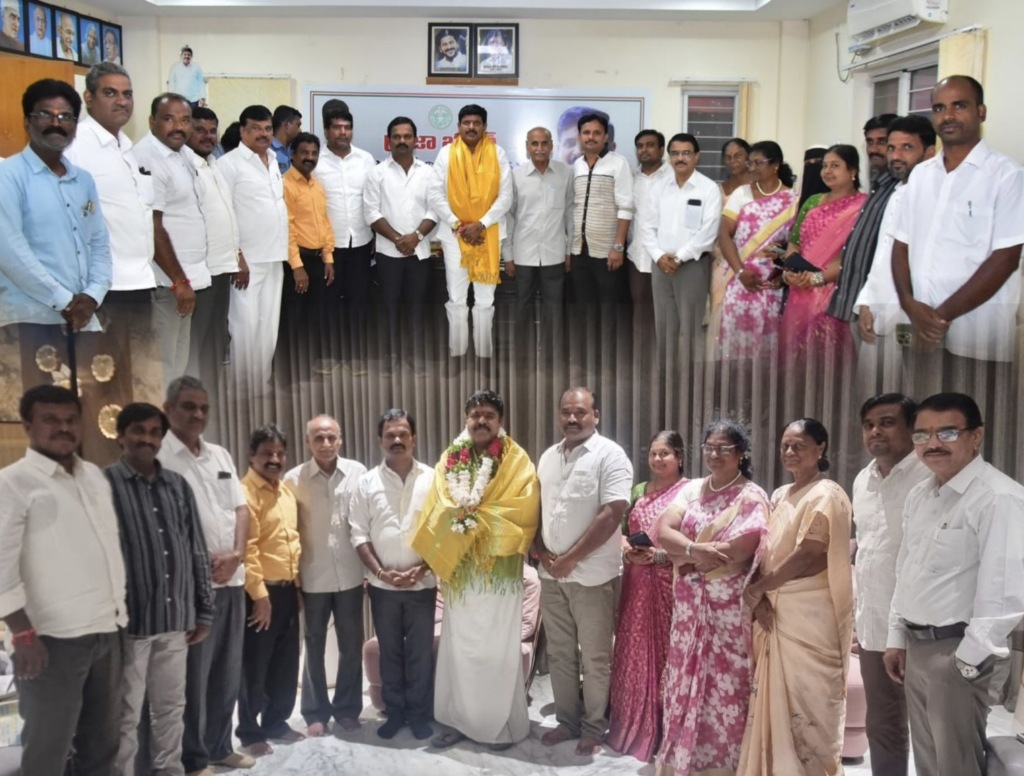 ఎమ్మెల్యేను కలిసిన