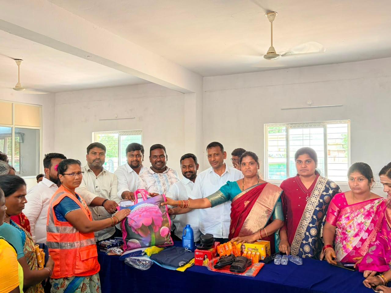 పారిశుద్ధ్య కార్మికుల సంక్షేమానికి ప్రాధాన్యం