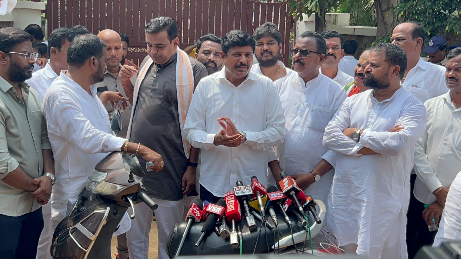 పైలెట్ ఫాం హౌస్ లోనే వివాదాలు..!