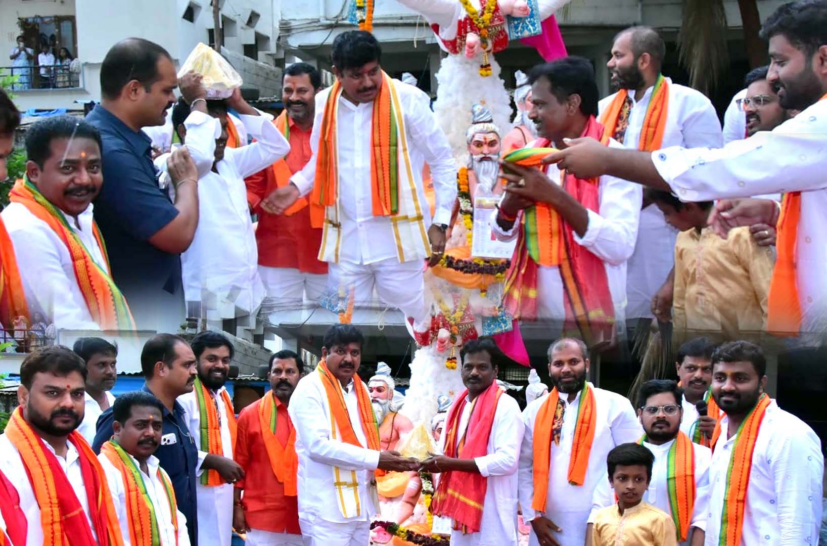 ఎమ్మెల్యేకు 'గణ'మైన కానుక..!